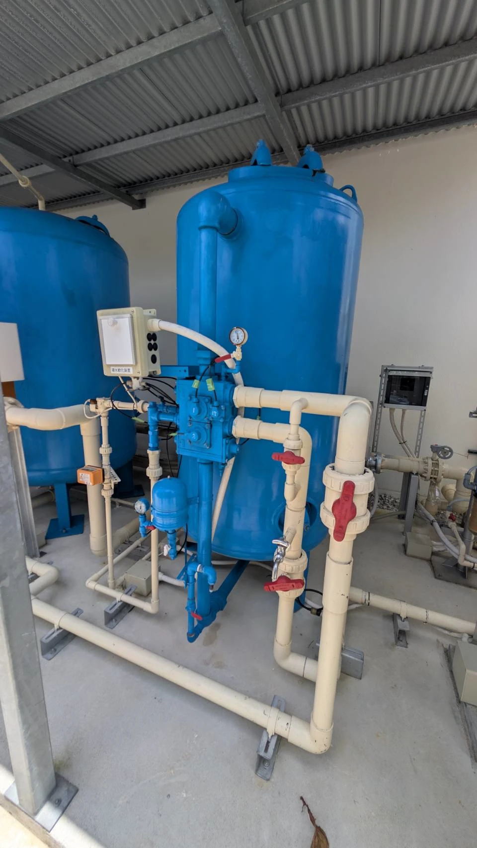 軟水化用の大型タンクと配管設備